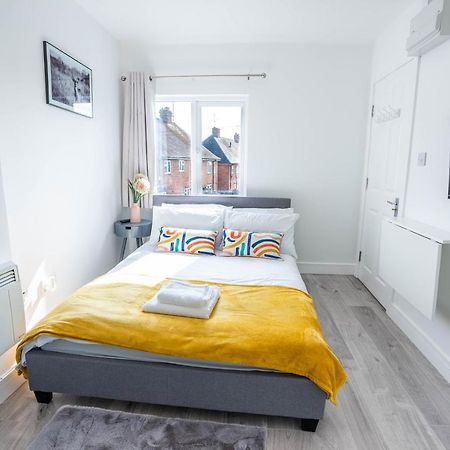 No 01 Small Studio Flat In Aylesbury Town Station المظهر الخارجي الصورة