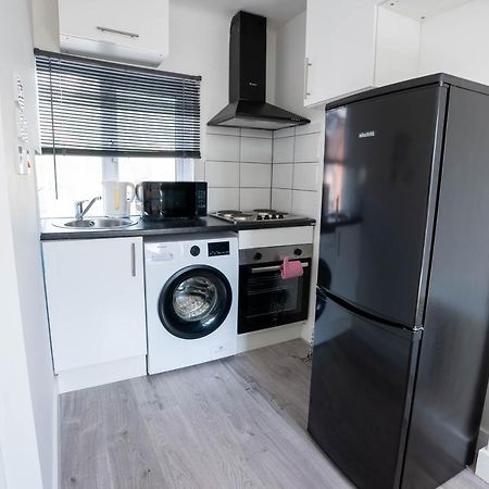 No 01 Small Studio Flat In Aylesbury Town Station المظهر الخارجي الصورة