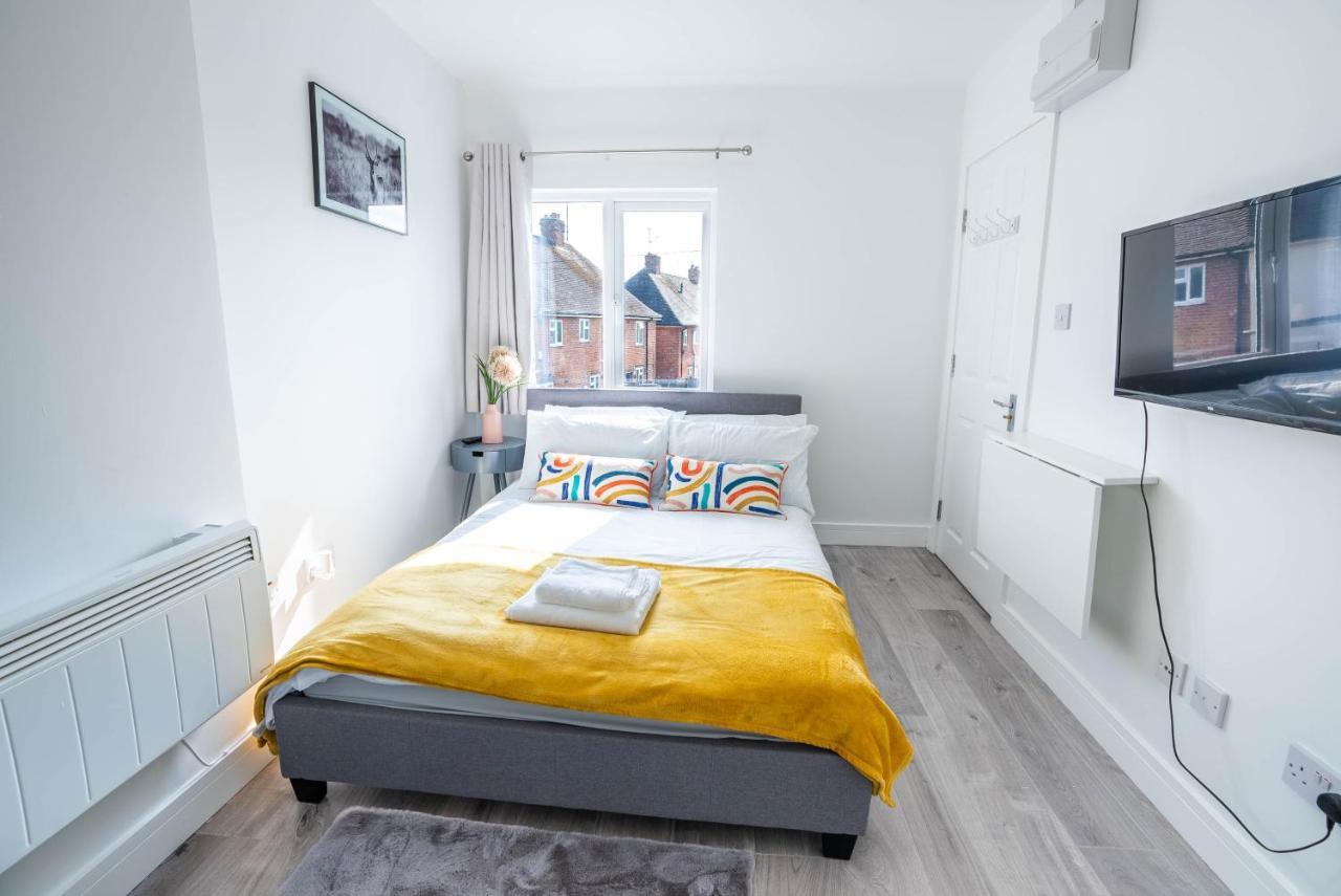 No 01 Small Studio Flat In Aylesbury Town Station المظهر الخارجي الصورة