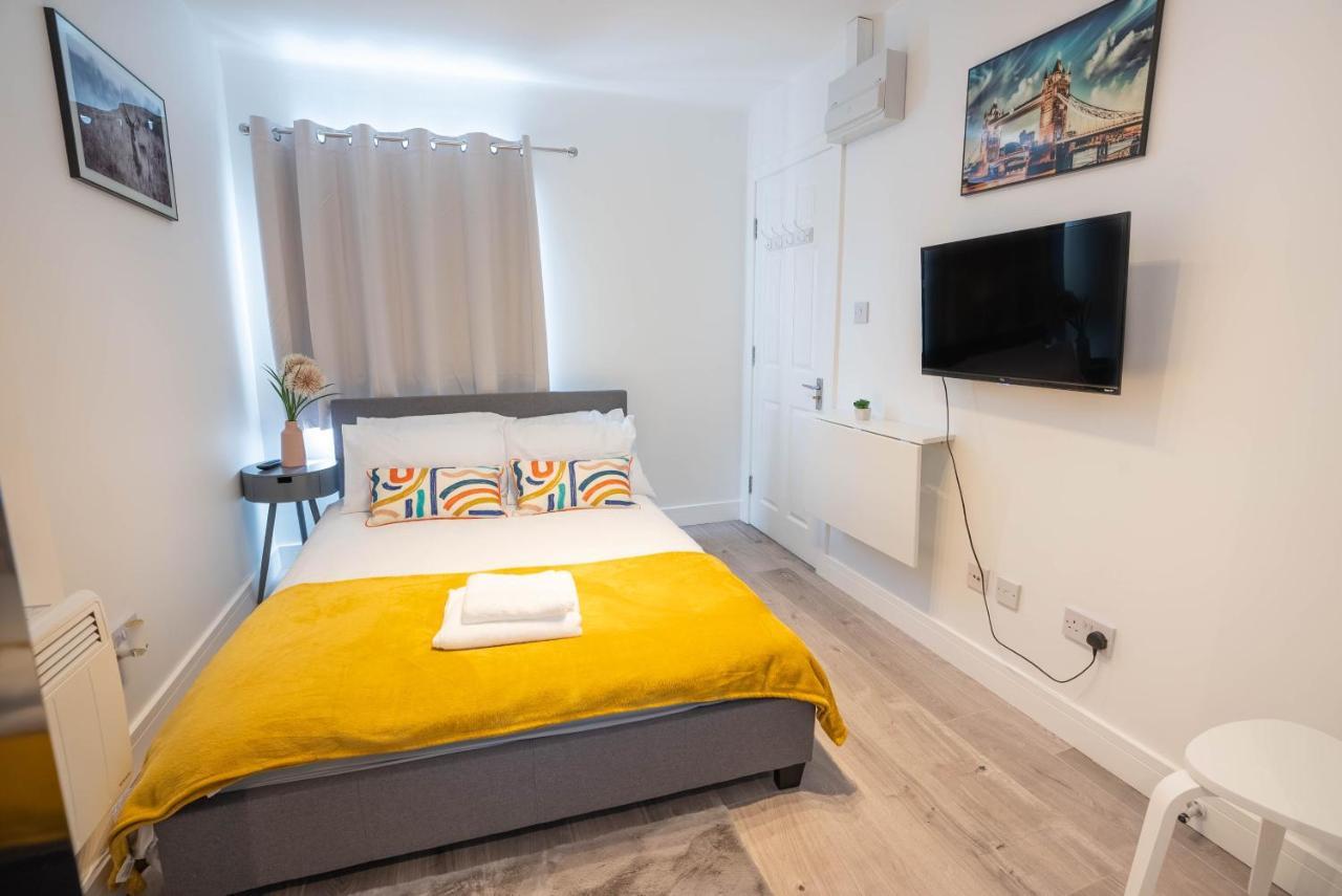 No 01 Small Studio Flat In Aylesbury Town Station المظهر الخارجي الصورة